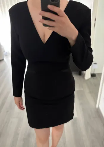 Robe noire avec découpage latérales