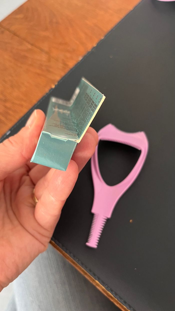 Mascara L'Oreal Waterproof Noir Neuf avec applicateur - photo numéro 4