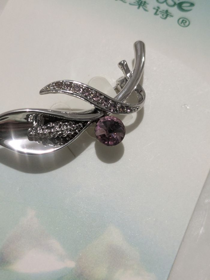 Belle broche métal argenté et strass. - photo numéro 3