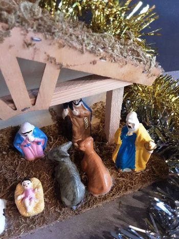 Crèche avec sujets vintage