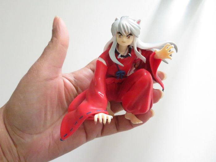 Figurine manga fille rouge accroupi - photo numéro 2