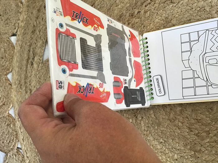 Livre les engins de Luc Eugène le camion benne maquette à construire - photo numéro 5