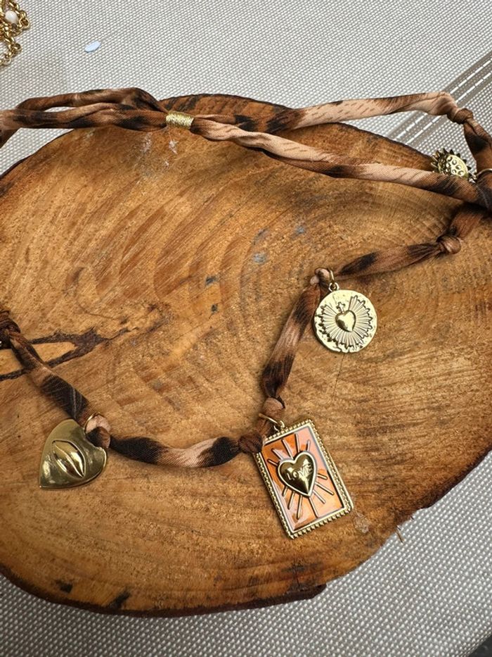 Collier tissu léopard réglable finition Charms cœurs médailles acier inoxydable or - photo numéro 2