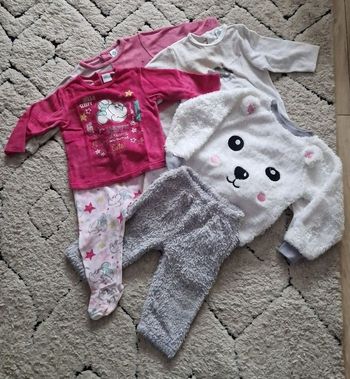 Lot de 4 pyjamas taille 12 mois