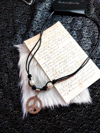 Magnifique collier neuf en cordelette noir et pendentif peace