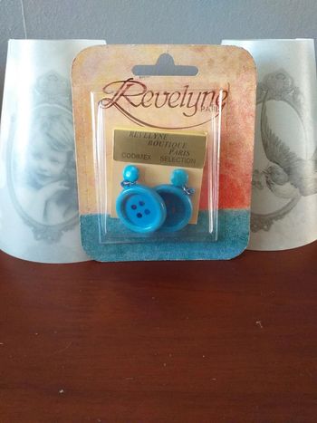 Boucles d'oreilles forme boutons bleu