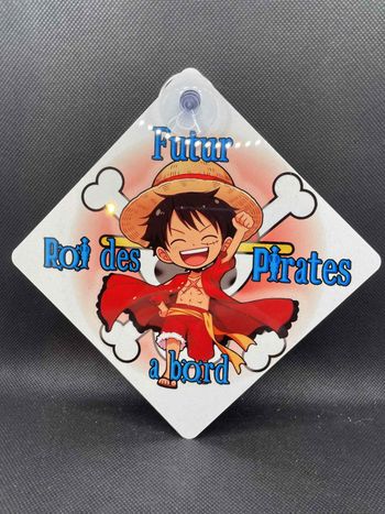☠️ Plaque voiture “Futur Roi des Pirates à bord” – One Piece – Ventouse 14x14 cm