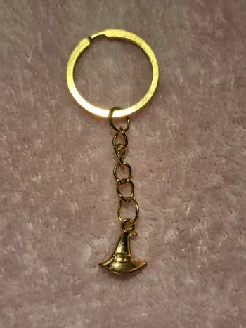 Porte-clés chapeau de sorcière doré – Magie dans ta poche 🔮