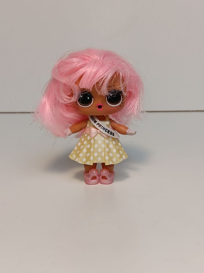 LOL Surprise Prom Queen
Poupée et ensemble compris