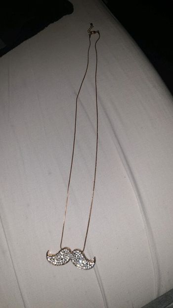 Collier moustache