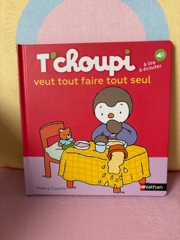 T’choupi veut tout faire tout seul.