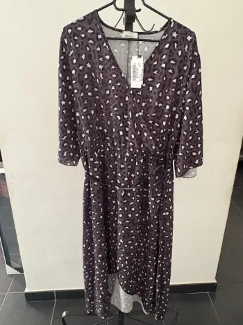 Robe léopard grise Taille 50 (ce qui correspond à une taille 22).