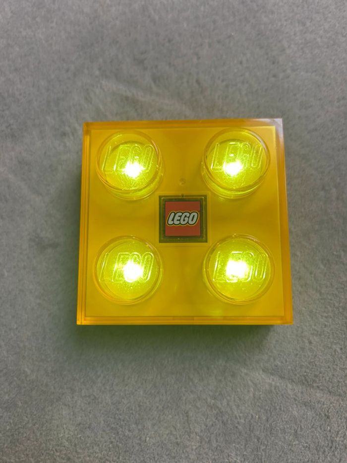 Lampe murale ou à poser jaune Marque Lego en forme de brique 2X2 en 3D - photo numéro 2