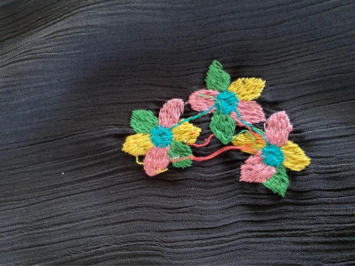 Blouse Miss Glammy Paris noire avec broderies fleurs multicolores taille 40 - photo numéro 10