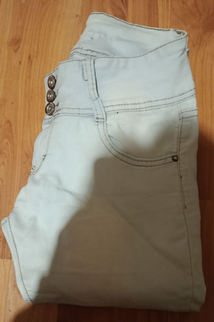 ✨ Jean 3 boutons bleu clair – Taille M, classique et polyvalent 👌