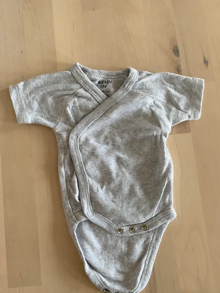 Lot 5 bodys manches courtes - taille 0 mois - photo numéro 5