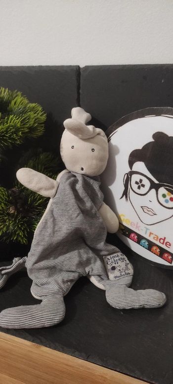 doudou lapin aimé et céleste blanc beige rayé bleu rayure salopette moulin roty