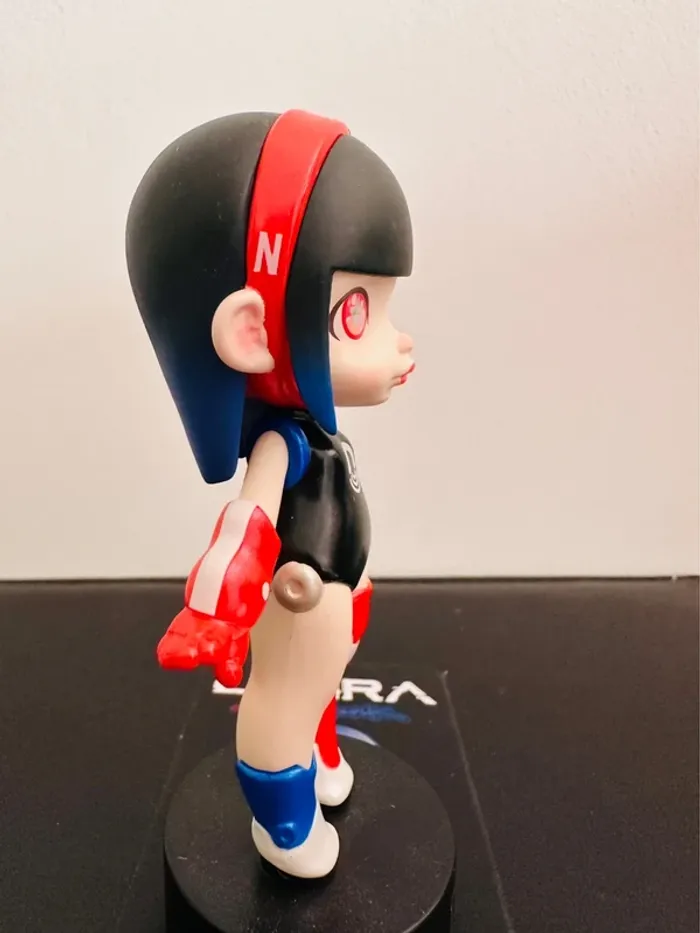 Vintage 2011 Figurine de collection Magnetic Girl – Laura Cyberpunk (ToyCity) - photo numéro 5
