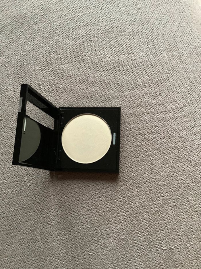 Fard à paupières Make up for Ever NEUF 101  jaune pastel irisée - photo numéro 4