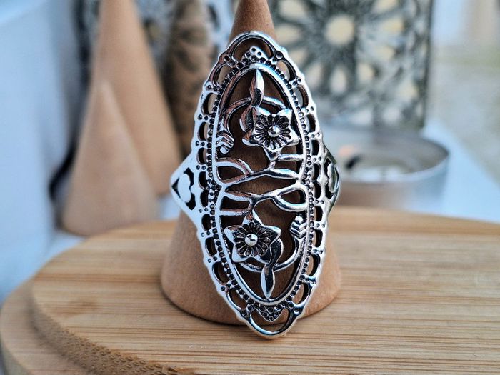 Bague Argentée Ajouré, avec un design fleur Minimaliste