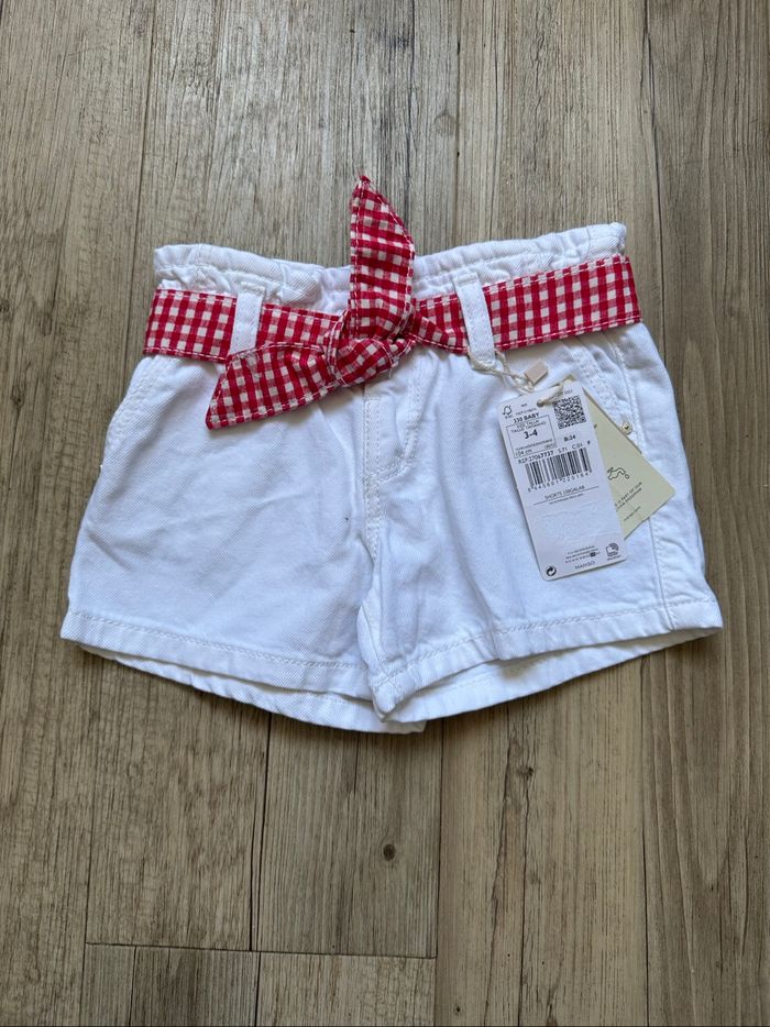 Short jean blanc ceinture vichy rouge mango 3/4 ans