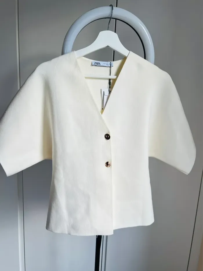 Veste courte écrue Zara – style minimaliste