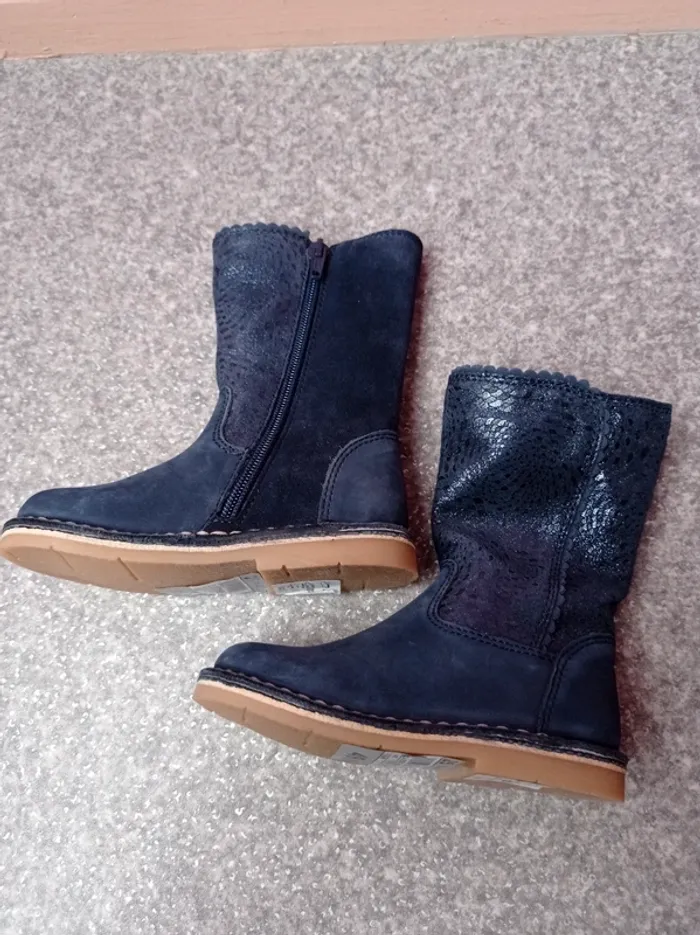 La halle bottes neuves 
Semelle intérieure en cuir
P.25 - photo numéro 3