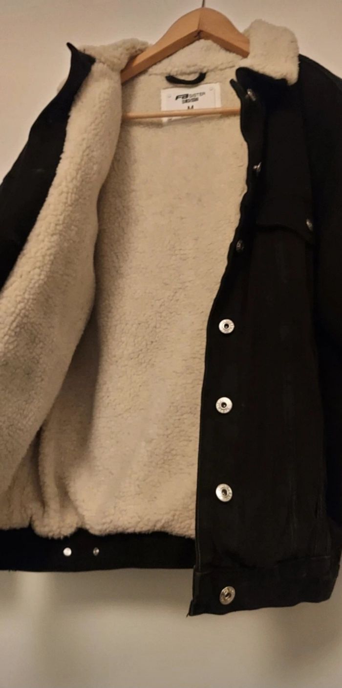 Veste Trucker Velours 90's
Consulter >
Sherpa -Noir
M/38 - photo numéro 4