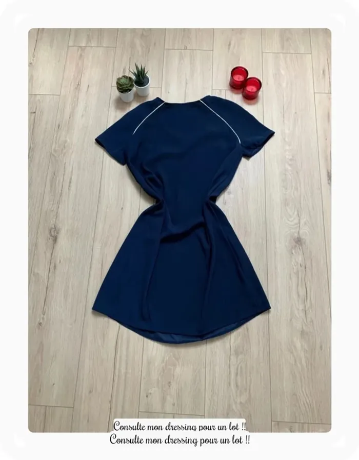 Robe bleu marine avec liseret doré - photo numéro 3