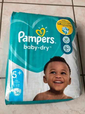 Lot de 36 couches Pampers baby dry taille 5+ neuf dans emballage