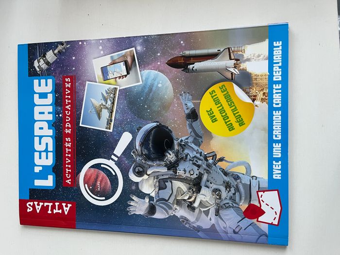 Livre d'activités, L'espace - photo numéro 1