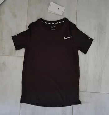 T-shirt Nike, taille XS : 7-8 ans. Neuf