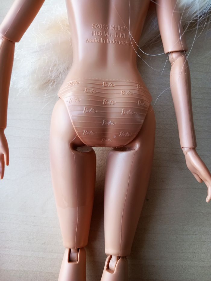 Barbie influenceuse canon yeux verts cheveux extras longs blonds platine - photo numéro 10