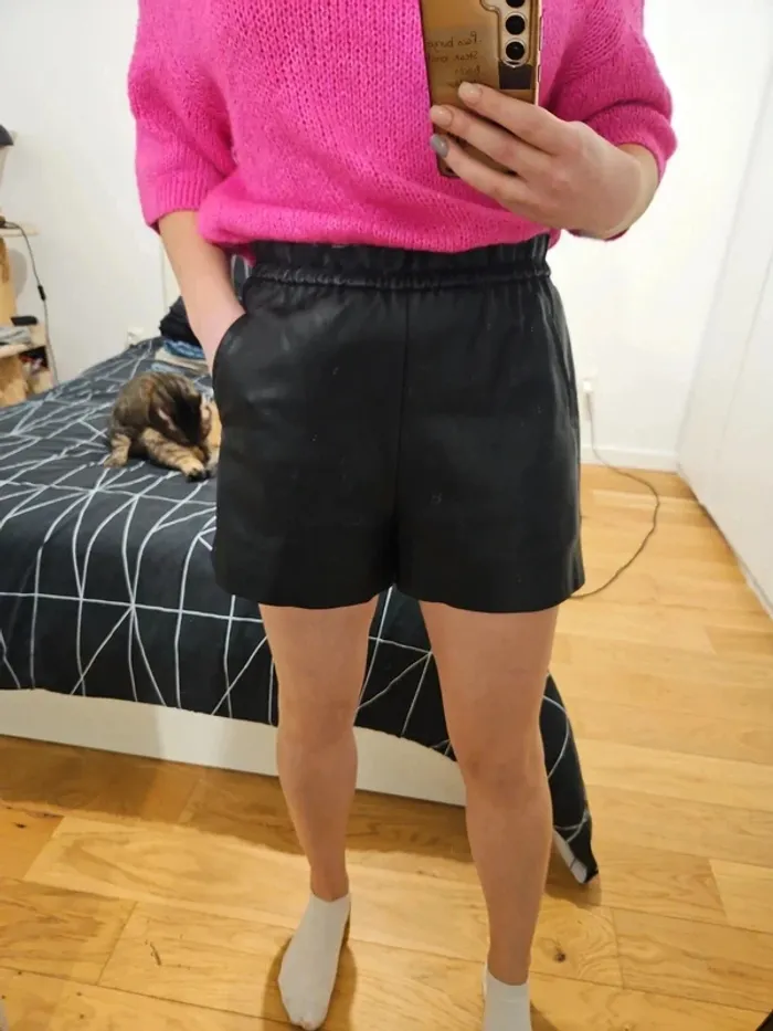Short noir en simili cuir élastiqué à la taille Cache Cache taille 38 / M - photo numéro 4