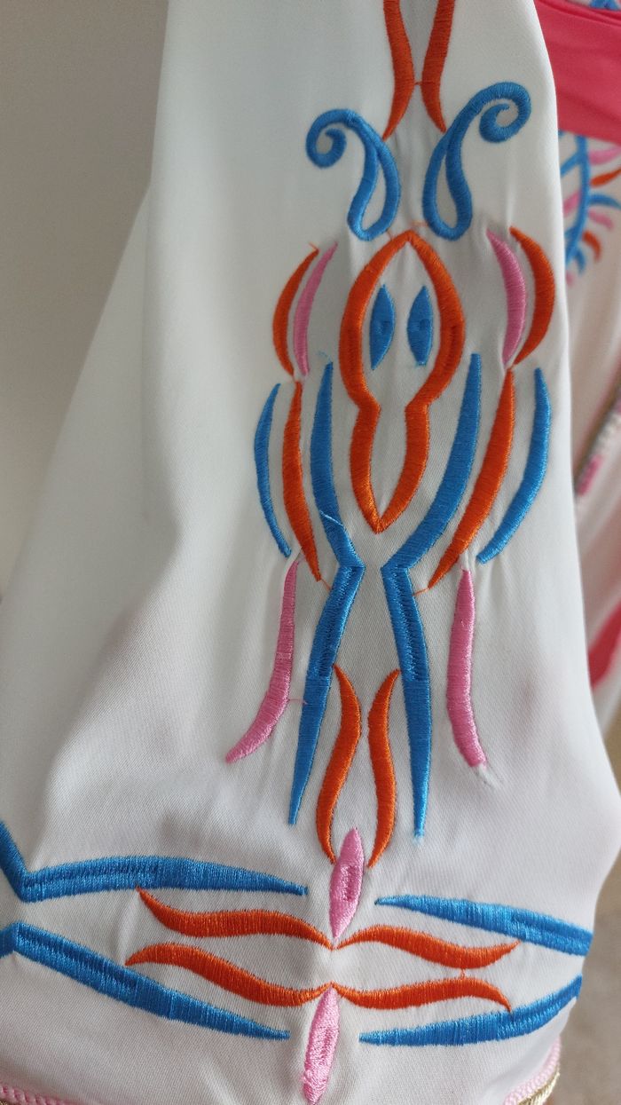 Caftan blanc avec broderie neuf jamais porté - photo numéro 3