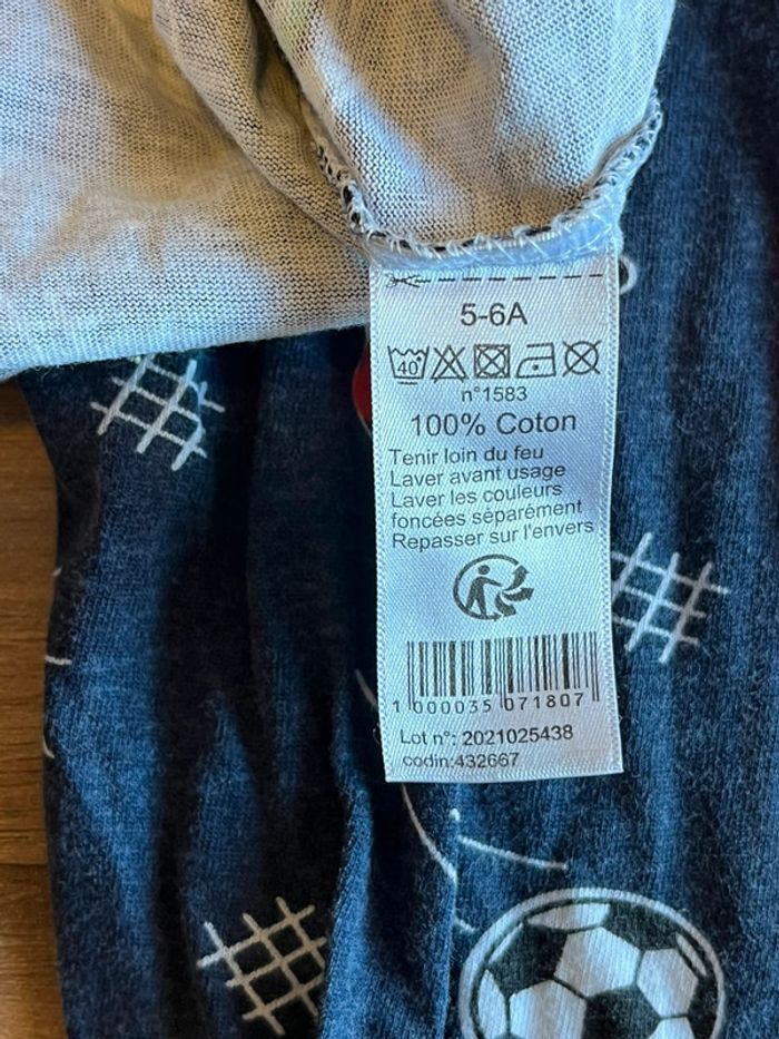 Je vend un pyjama tee shirt et pantalon garçon enfant 5-6 ans bon état - photo numéro 3