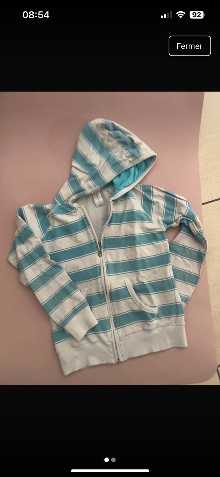 Gilet bleu et blanc à rayures