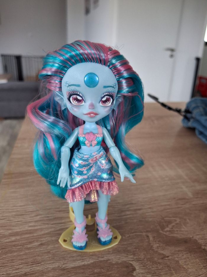 Poupée magic mixies