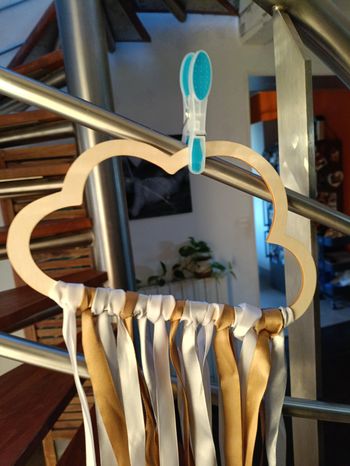 Décoration murale nuage en bois avec rubans suspendus – Neuf