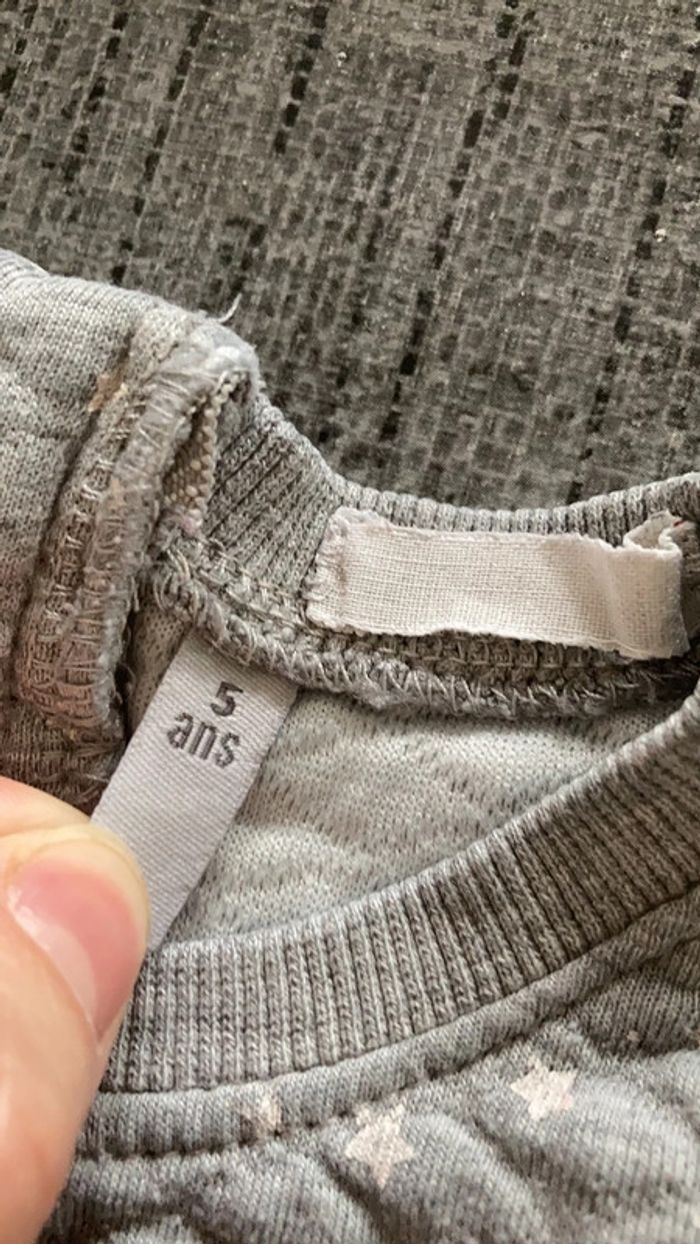 Pull 5ans taille petit - photo numéro 2