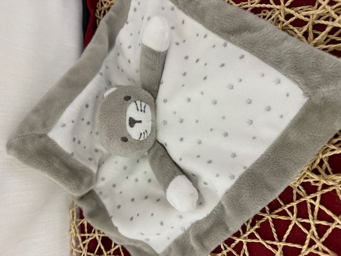 Doudou plat chat blanc gris OBAIBI étoiles