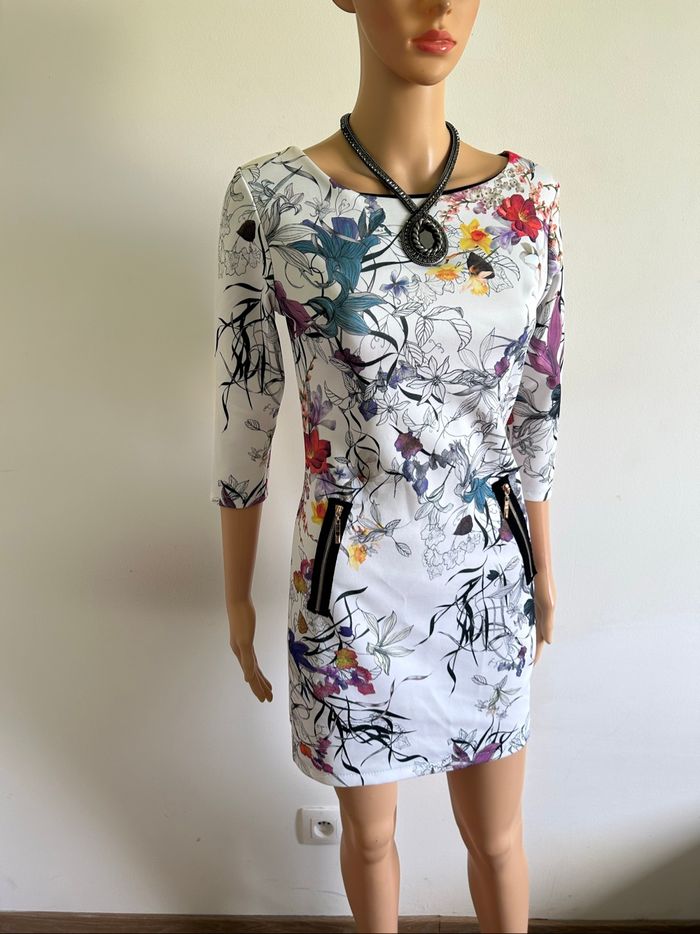 Robe courte blanche et fleurie taille S TBE - photo numéro 2