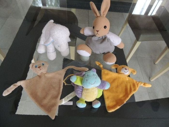 Lot doudous et peluches pour bébé