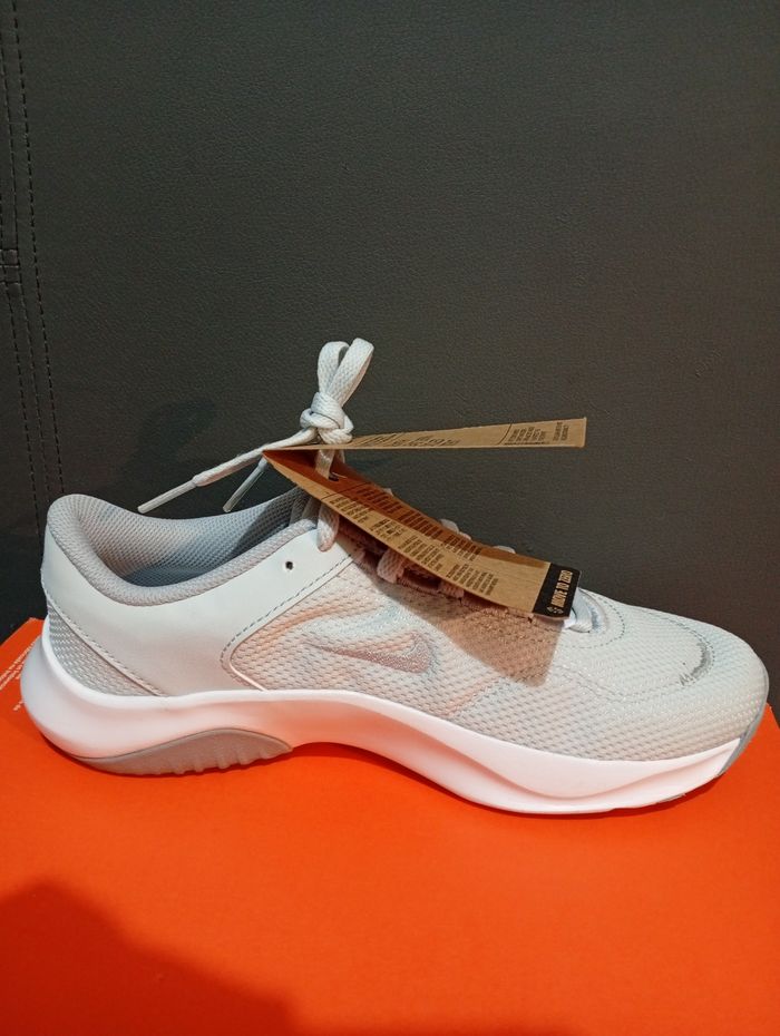Baskets Nike neuves t.37,5