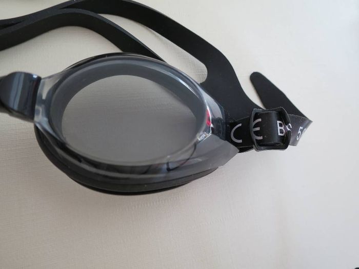 Lunettes de Piscine Neuve - photo numéro 3