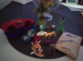 Lot jumelle, petite voiture, tortue ninja, figurines,lacets Tony Parker, porte clef Maya l'abeille