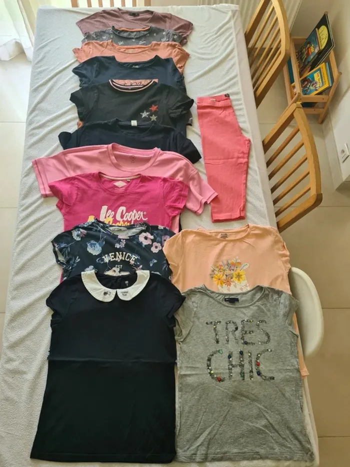 Lot de 13 vêtements (12 t-shirts et 1 legging)