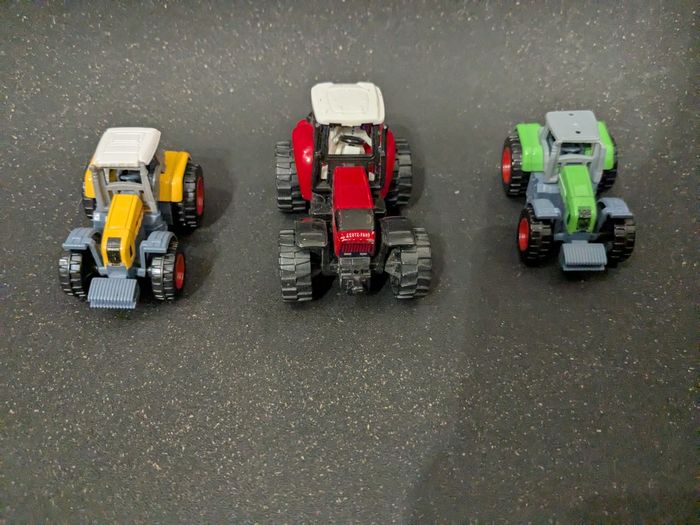 Lot de 3 petits tracteurs miniatures