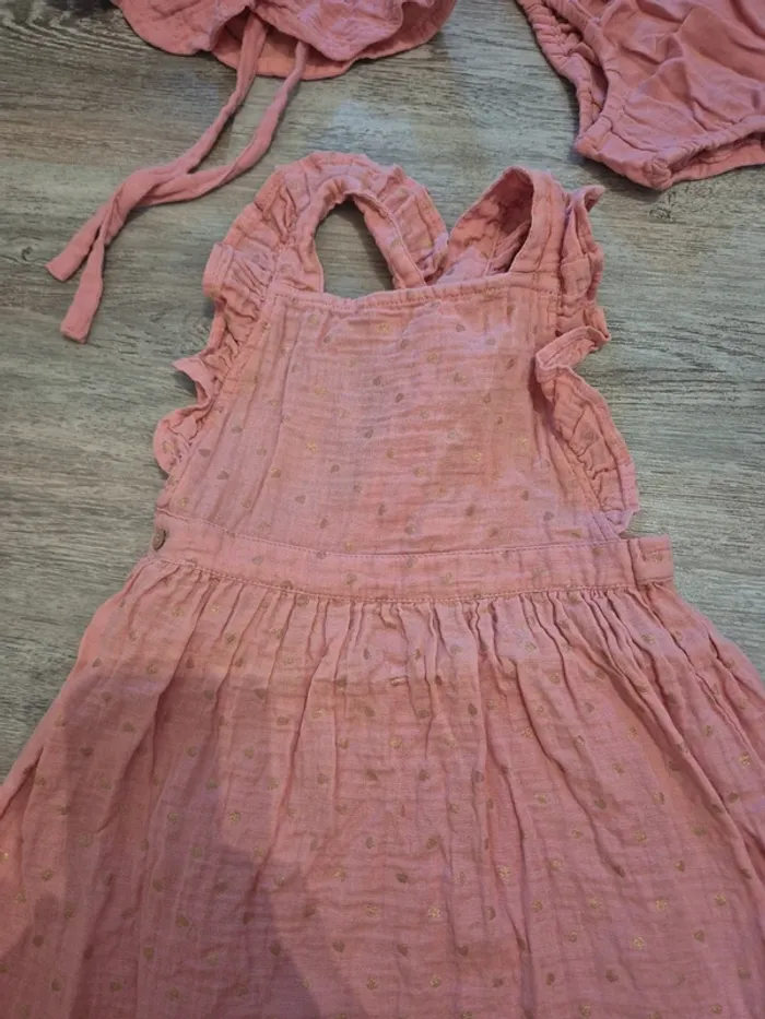 Robe été rose en gaze de coton avec coeur doré,  culotte et chapeau - photo numéro 2