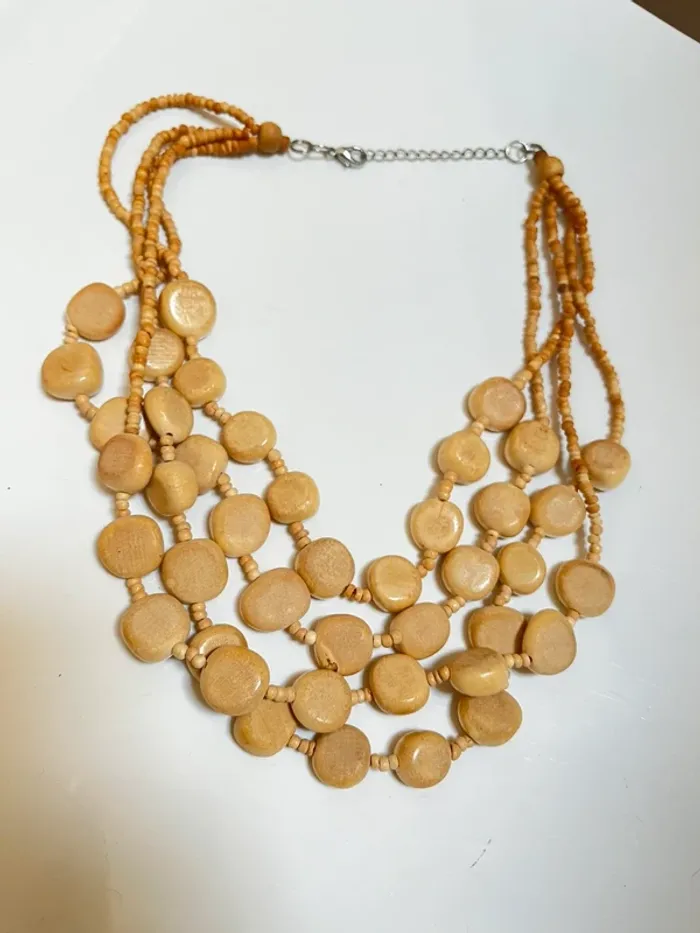 Collier perles bois et graine beige , fermeture réglable